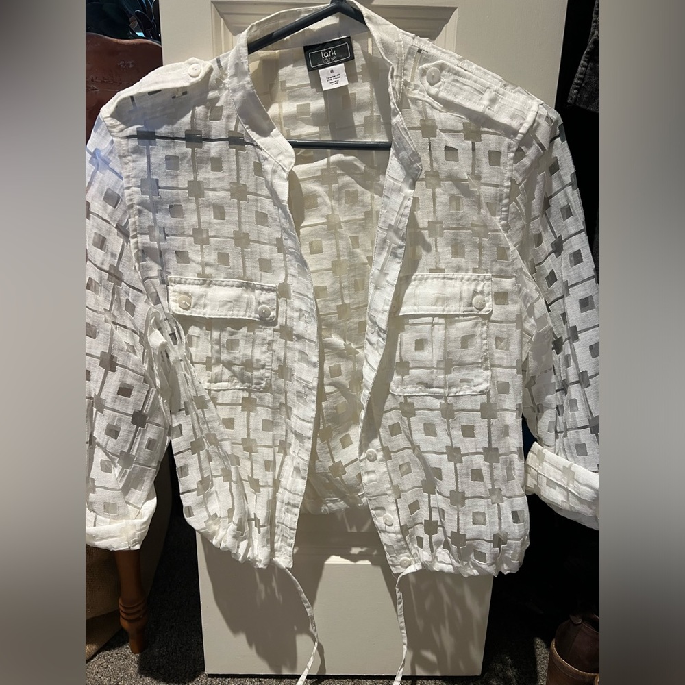 Size women’s eight Shorty jacket with tie string at the bottom. White
